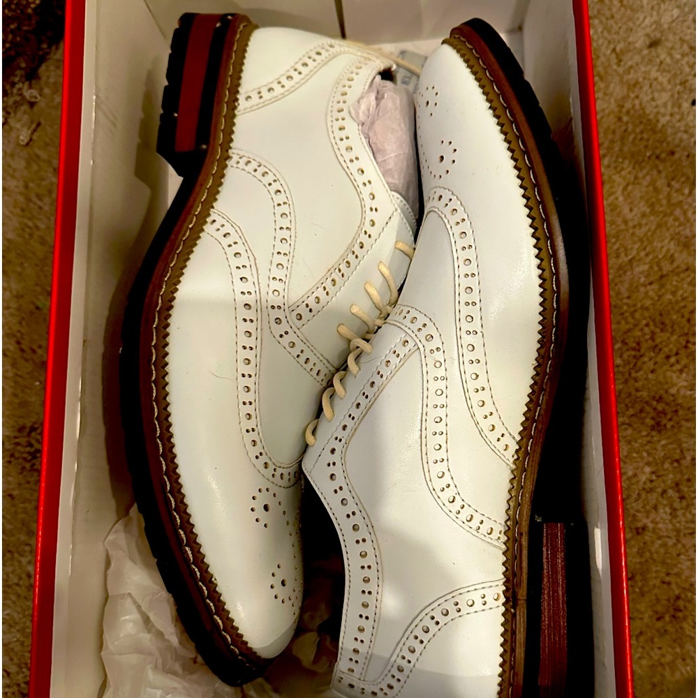 Men’s Oxford wingtip dress shoes, white size 6.5